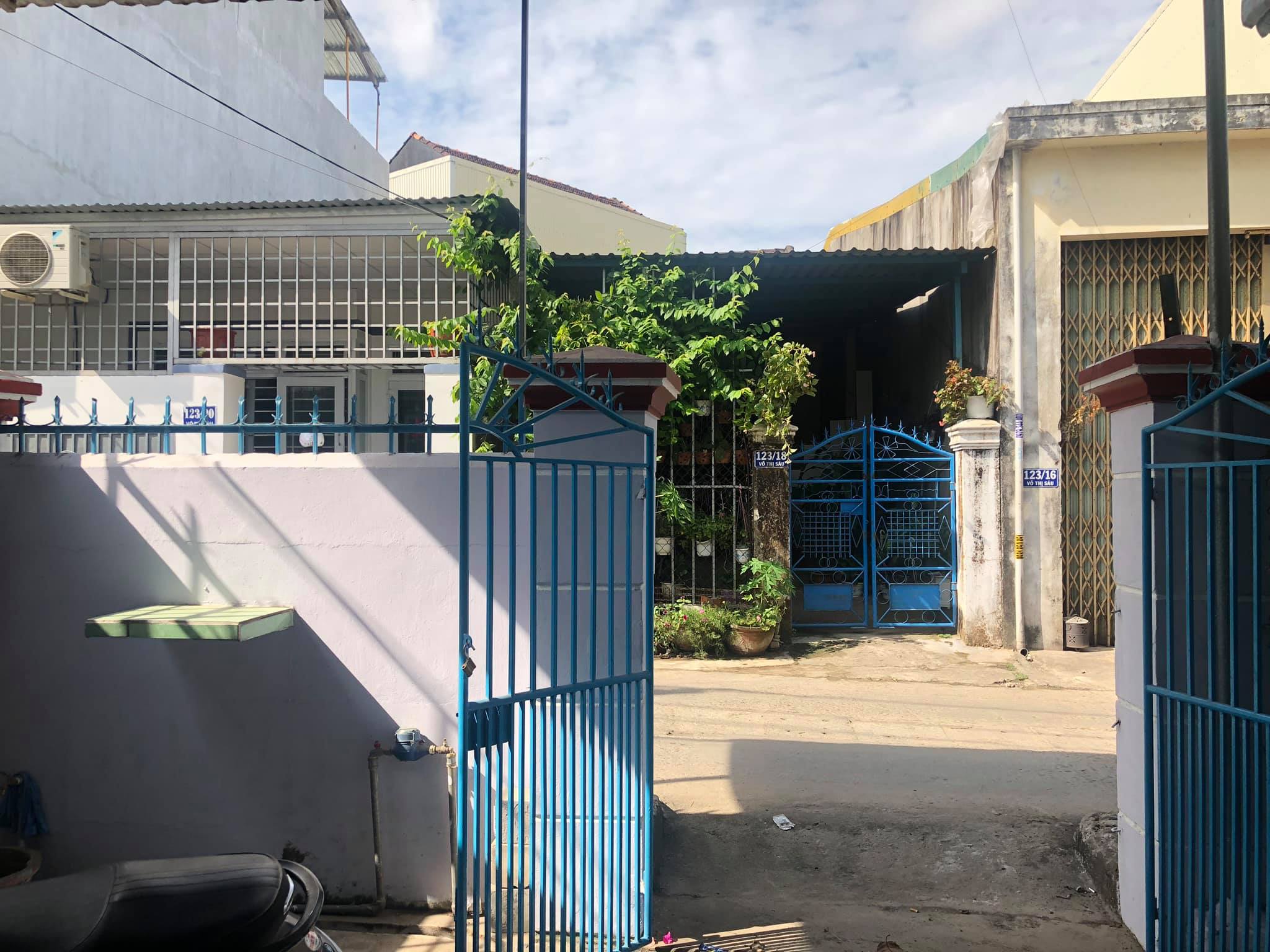 Hiện trạng ngôi nhà lúc chúng tôi đến nhận dự án đây. Nhìn rất lâu đời rồi đúng không ạ?