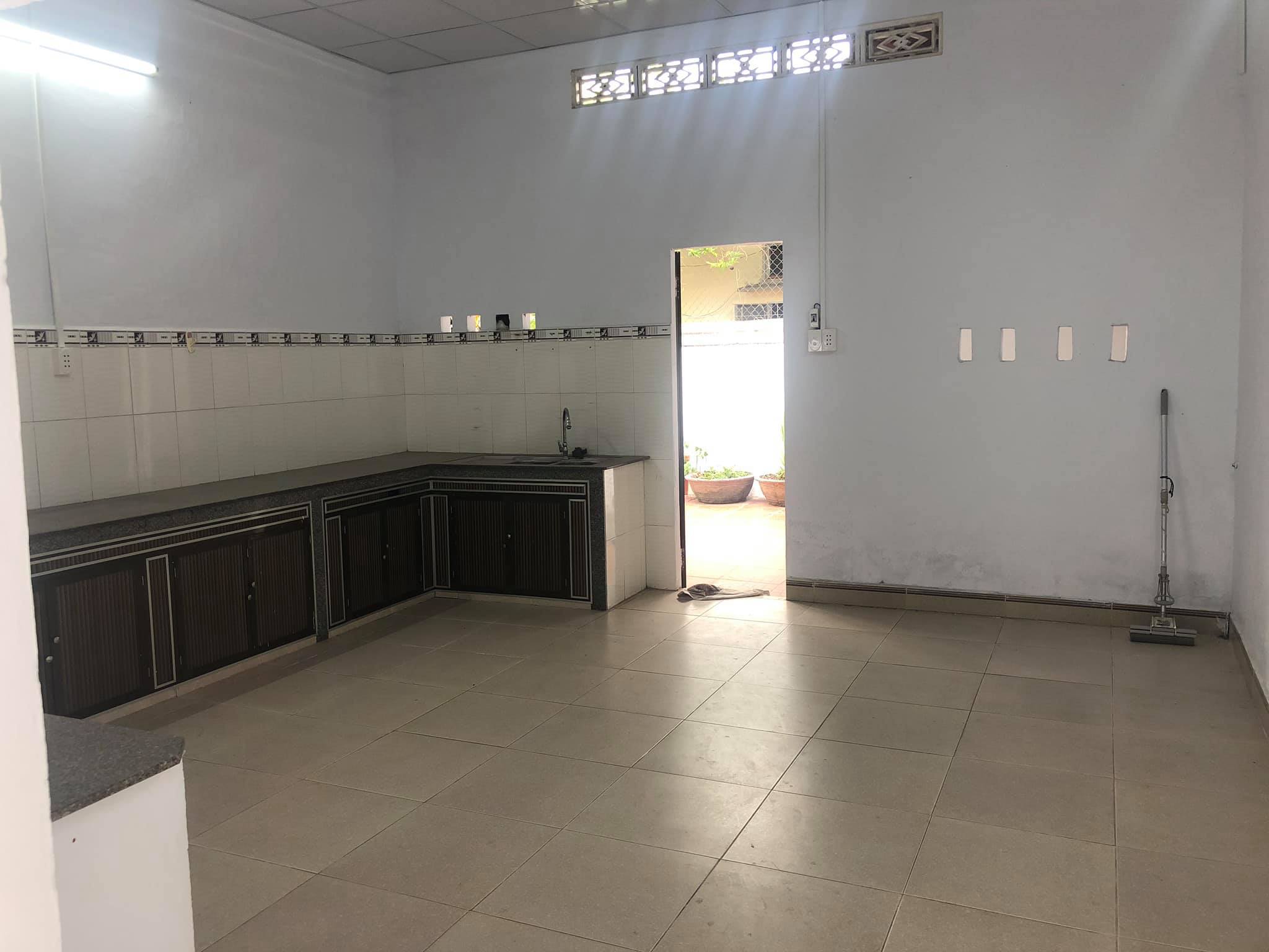 Ký kết hợp đồng rồi thì chúng tôi bắt tay dọn vệ sinh qua và bắt đầu tiến trình thi công