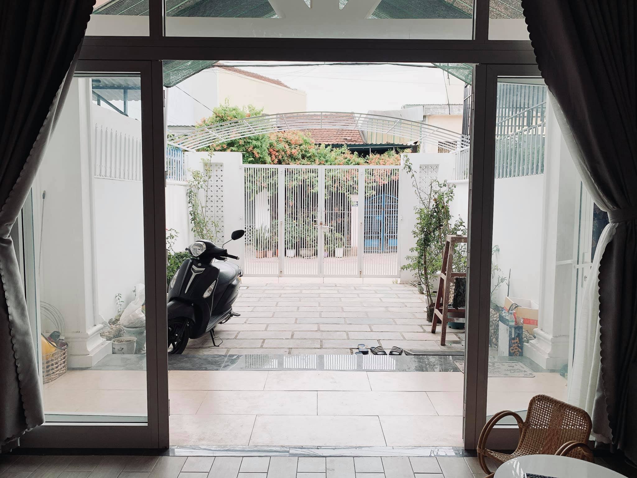 Nhìn sân nhà quang đãng hơn rất nhiều rồi đúng không ạ?