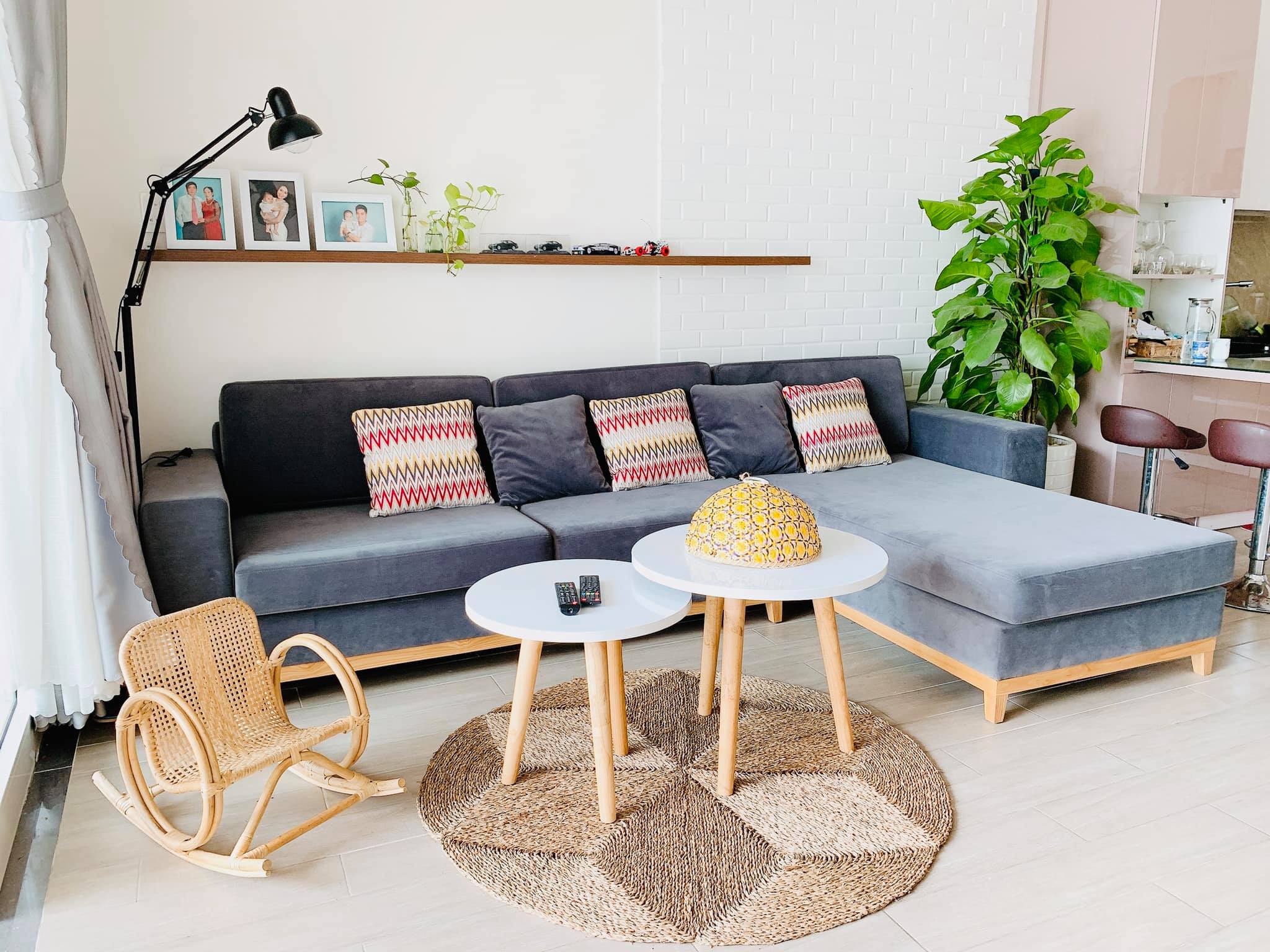 Không gian phòng khách rất nhỏ nhưng không thiếu một thứ gì